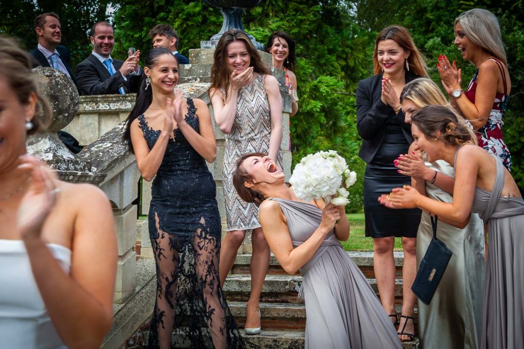 Die nächste Braut schnappt den Strauß / © Foto: Georg Berg