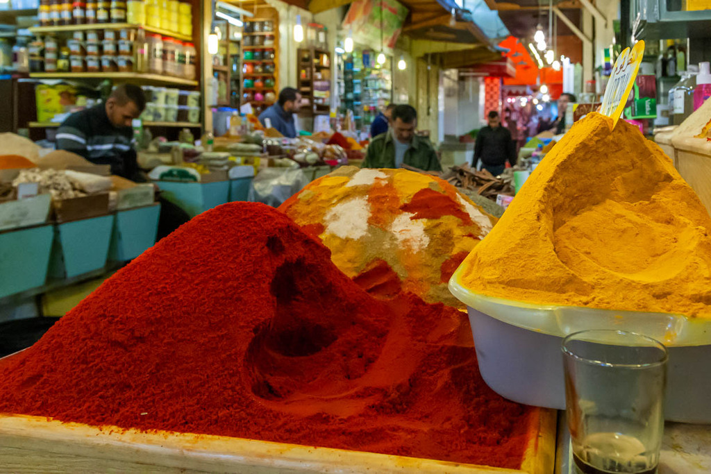 Markt in Meknes, Marocco. Gewürze wie Kurkuma, Zimt oder Ingwer zu hohen Pyramiden getürmt werden, erhält man Safran nur auf Nachfrage beim Händler / © Foto: Georg Berg