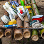 Der Abwasch trocknet auf einem Bambusgestell in einem Camp auf Tiwai-Island, Sierra Leone / © Foto: Georg Berg