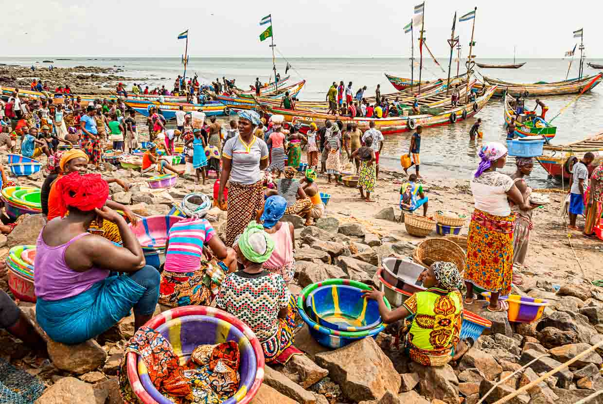 Rollenverteilung im Hafen von Tombo Bay, Sierra Leone. Frauen warten auf die Fischer und ihren Fang / © Foto: Georg Berg