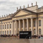 Für die documenta 14 in Kassel ausgetauschte Beschriftung des Fridericianum: "BeingSafeIsScary" / © Foto: Georg Berg