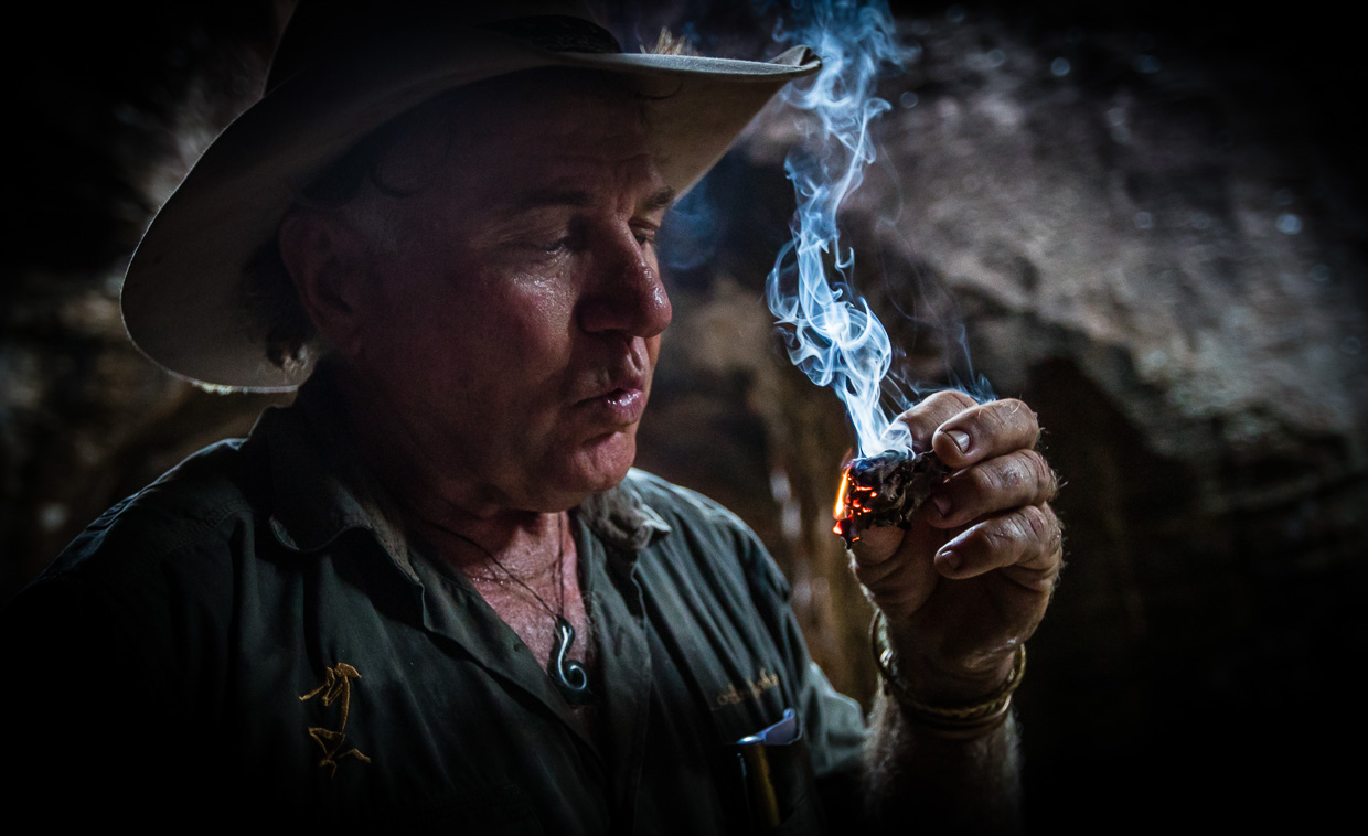 Sab Lord zündet ein von Termiten bearbeitetes Stück Holz an. Ein altes „Hausmittel“ der Aborigines, um mit dem Rauch die Mücken zu vertreiben / © Foto: Georg Berg