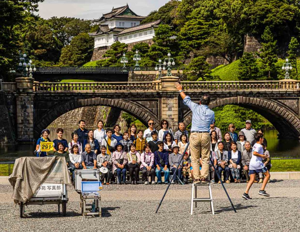 Gruppenfoto vor dem Japanischen Kaiserpalast / © Foto: Georg Berg