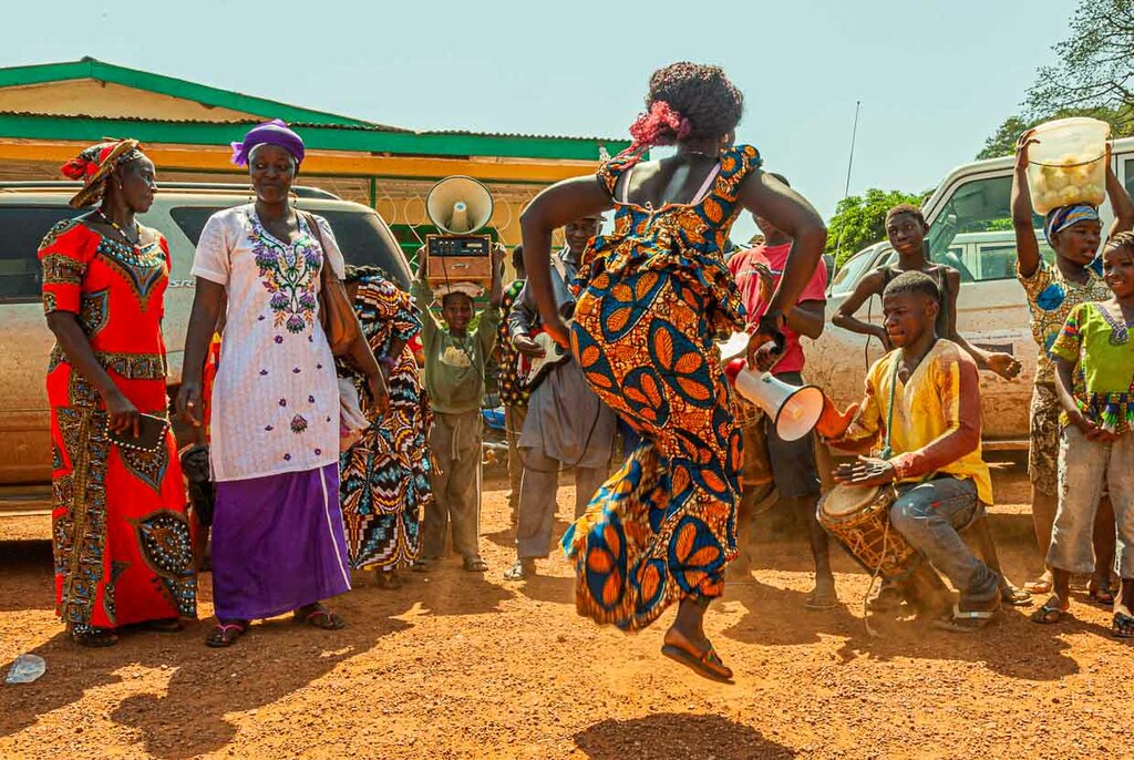 Afrikanische Tänzerin mit Musikern in Kabala, Sierra Leone / © Foto: Georg Berg