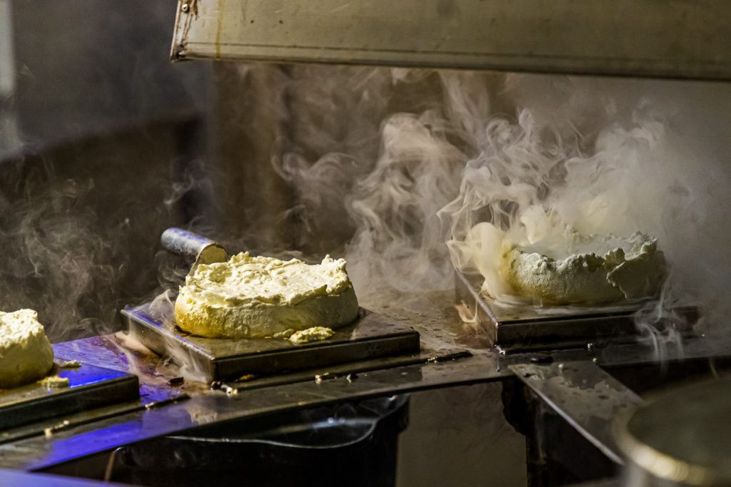 Jeder Frischkäse wird für 20 Sekunden auf einem Rost liegend durch den Rauch geführt. Danach hat der Rygeost ein dezentes Raucharoma / © Foto: Georg Berg