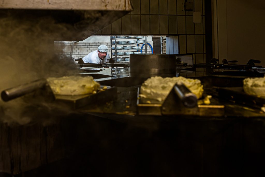 Käseproduzent Jørgen Hof aus Gundestrup hat die Rauchmaschine selbst konzipiert und feuert mit Stroh aus eigenem  biologischem Anbau / © Foto: Georg Berg