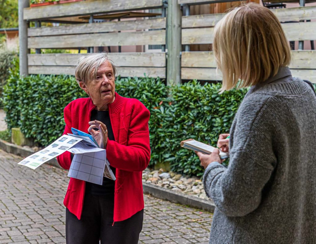 Christiane Keller, Mitbegründerin von Horizons d’Alsace erklärt Reporterin Angela Berg die Routenplanung der Wanderungen von Hotel zu Hotel ohne Gepäck / © Foto: Georg Berg