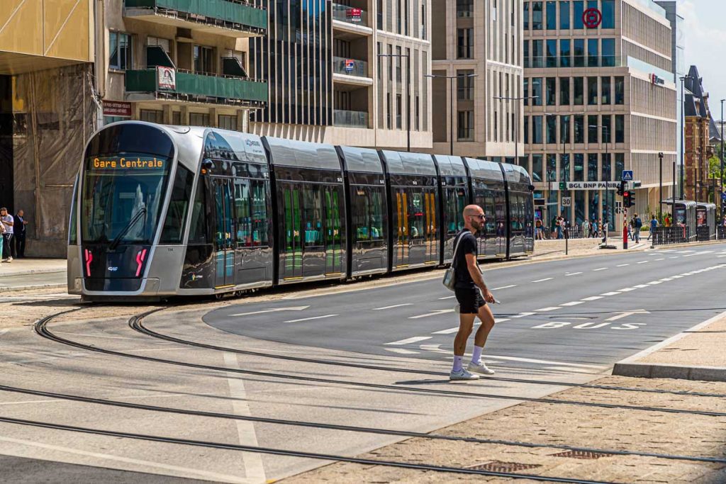 Wie in ganz Luxemburg sind auch in der Hauptstadt seit Ende 2019 die Nutzung von Straßenbahn und Zügen kostenlos / © Foto: Georg Berg