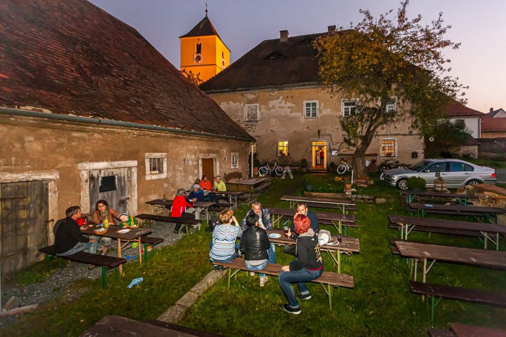 Bodenständige Kultur. Herzhafte Küche und süffiges Bier im Garten des alten Pfarrhofs in Altenstadt / © Foto: Georg Berg