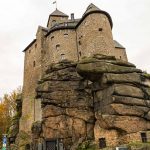Vor über 1.000 Jahren wurde Burg Falkenberg auf einer markanten Granitformation erbaut. Heute führt ein Aufzug durch den alten Brunnenschacht in das Hotel und das Museum / © Foto: Georg Berg