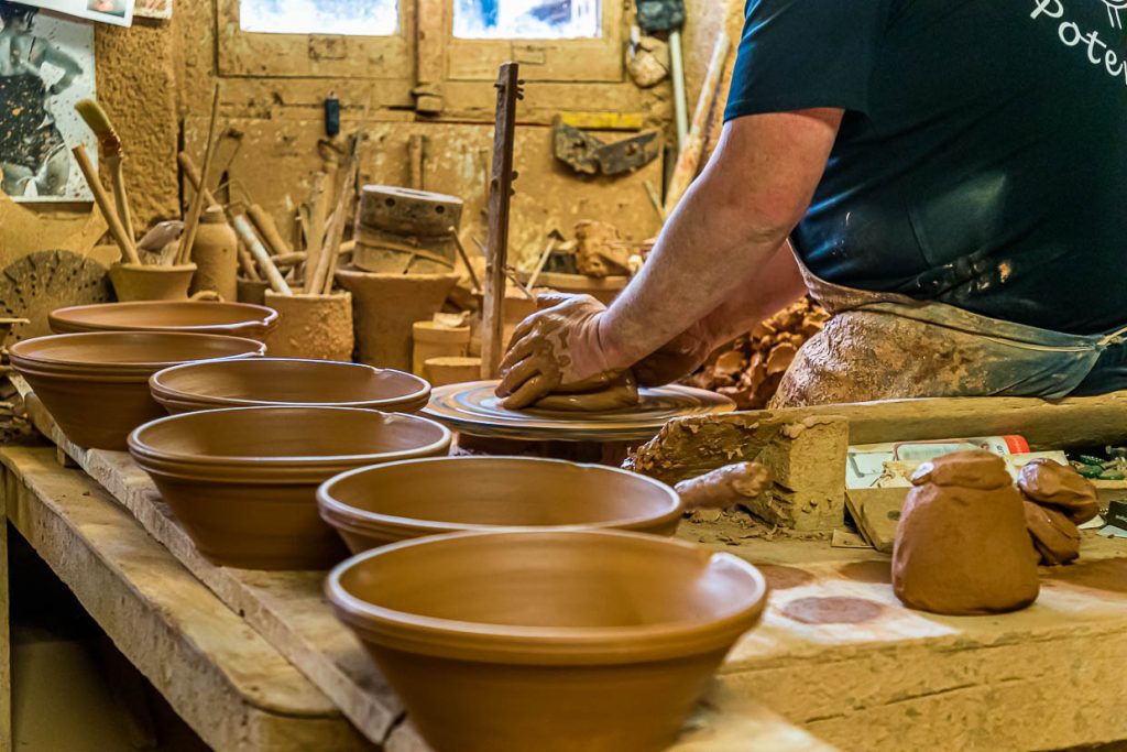 Cassole ist die irdene Keramikform, in der das Cassoulet zubereitet wird. Cassoulet ist ein Gemeinschaftsessen. Beliebt ist die Größe für 8 Personen. Das Formen einer Cassole dauert rund 10 Minuten. Griffe werden angesetzt und der Firmenstempel plaziert. / © Foto: Georg Berg