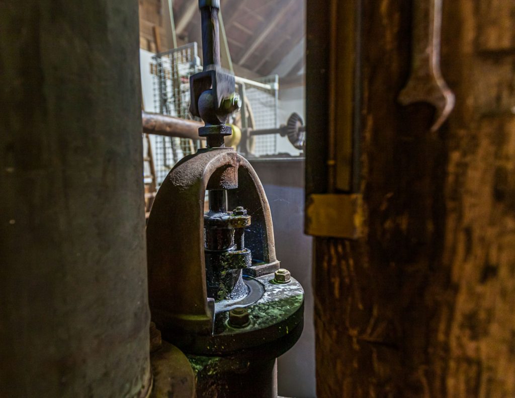 Die Pumpe im Kommunbrauhaus funktioniert mit einem zuverlässigen Mechanismus. Der kann auch heute noch vom Dorfschmied repariert werden
