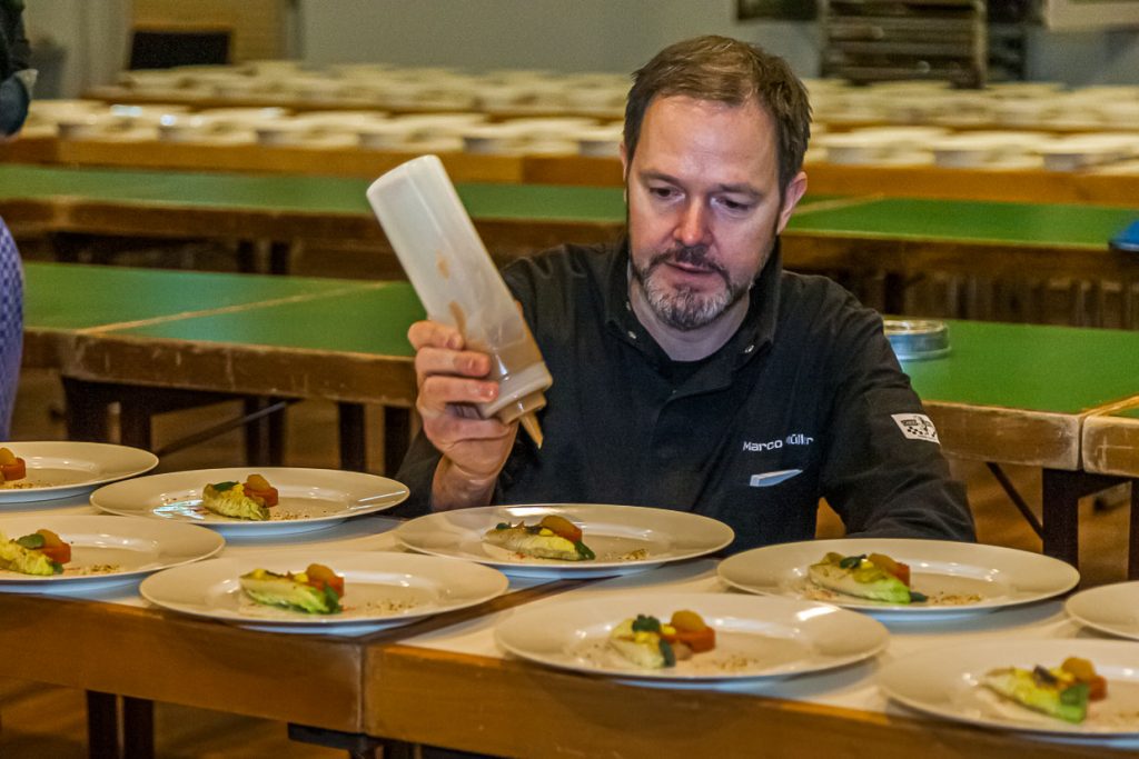 3 Sternekoch Marco Müller beim Dressieren vieler Tellergericht für das Gourmetfestival in Sankt Peter-Ording / © Foto: Georg Berg