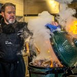 Das Geheimnis der zarten Rinderbrust ist die umgekehrte Reihenfolge: Zuerst bei niedriger Hitze im Ofen erwärmen und dann erst kurz vor dem Anschneiden im eigenen Rauch scharf grillen    / © Foto: Georg Berg