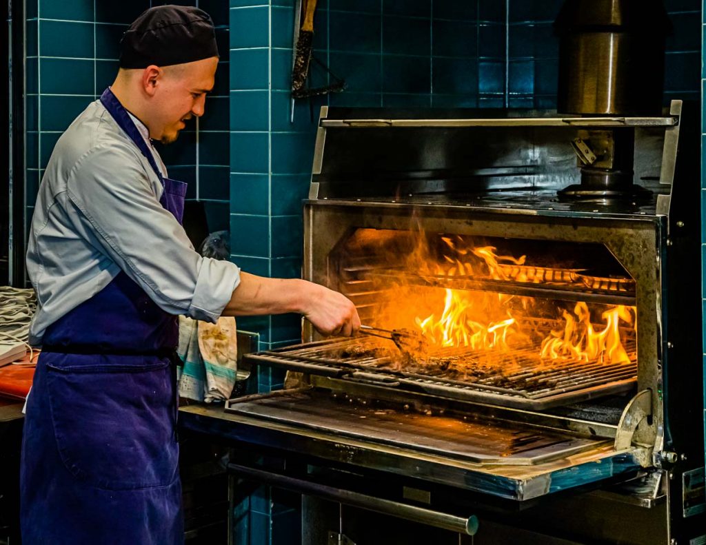 Heißgeliebt vom Küchenteam: im Josper Grill werden die Stücke vom heimischen Black Angus perfekt zubereitet / © Foto: Georg Berg