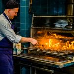 Heißgeliebt vom Küchenteam: im Josper Grill werden die Stücke vom heimischen Black Angus perfekt zubereitet / © Foto: Georg Berg