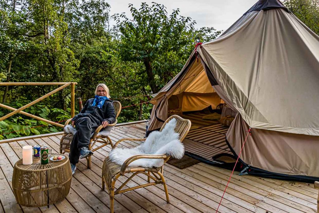 Für die kühlen Abende in Fünen, Dänemark liegen im Glamping Zelt der Villa Skovly dicke Jumpsuits aus Fleece bereit / © Foto: Georg Berg