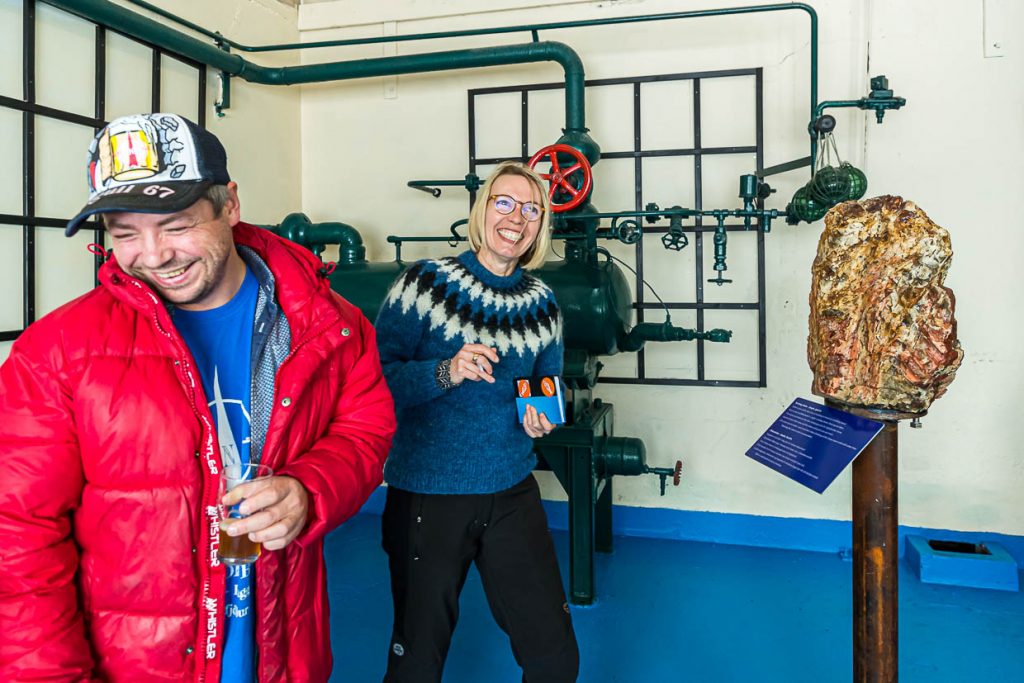 Marteinn Haraldson, Inhaber der Brauerei Segull 67, freut sich über einen gelungenen Streich. Er hat sich die phantastische Geschichte nur ausgedacht / © Foto: Georg Berg