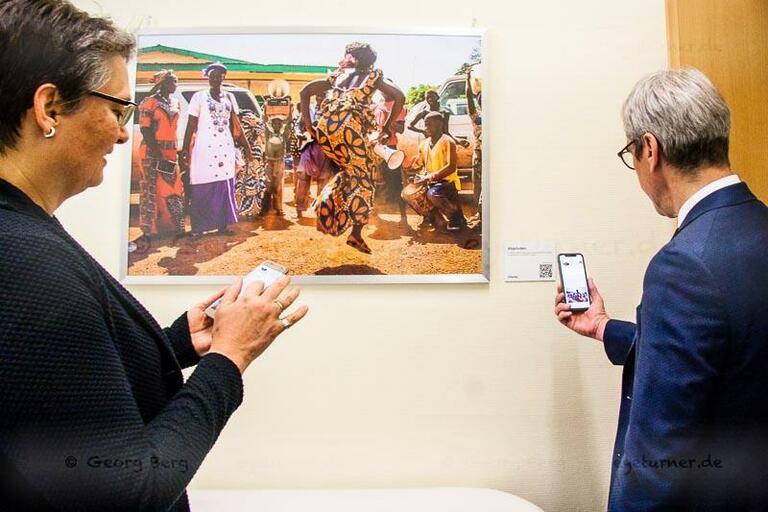 Exposición con explicación del código QR