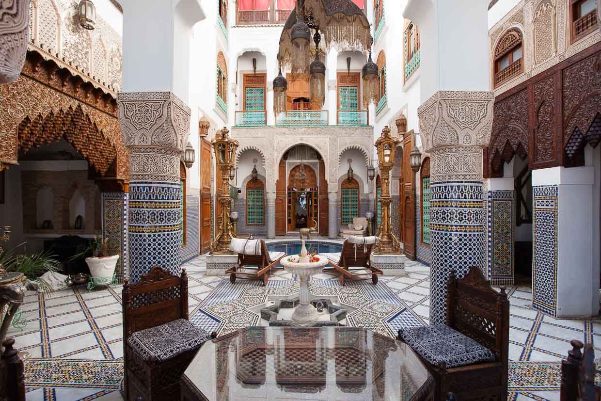 Patio del Riad Arabesque en Fez, Marruecos / © Fotografía: Georg Berg