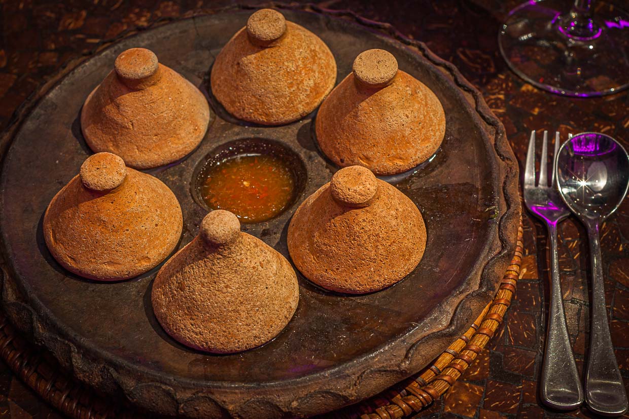 Cubiertas con tapas cónicas de cerámica, las ostras Hanuman calientes llegan a la mesa / © Foto: Georg Berg