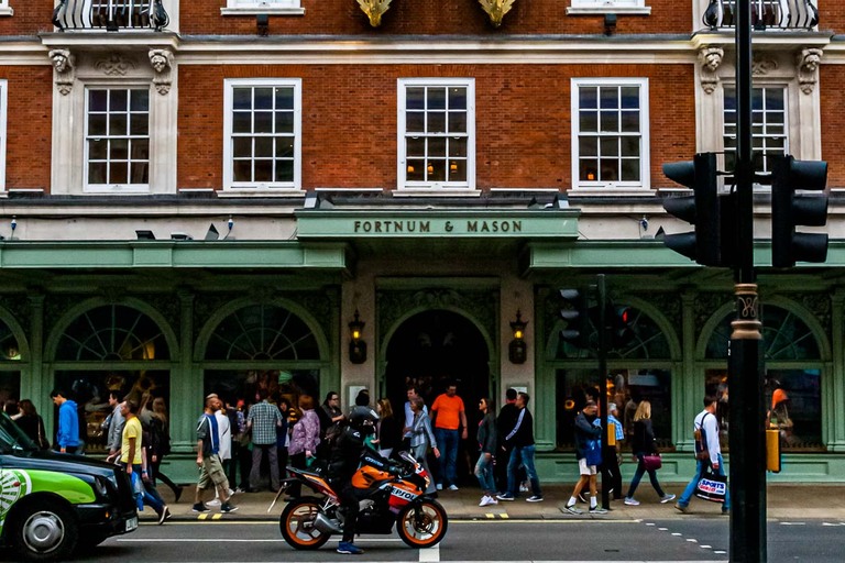 La concurrida entrada de los grandes almacenes Fortnum & Mason en Piccadilly Street, Londres / © Foto: Georg Berg