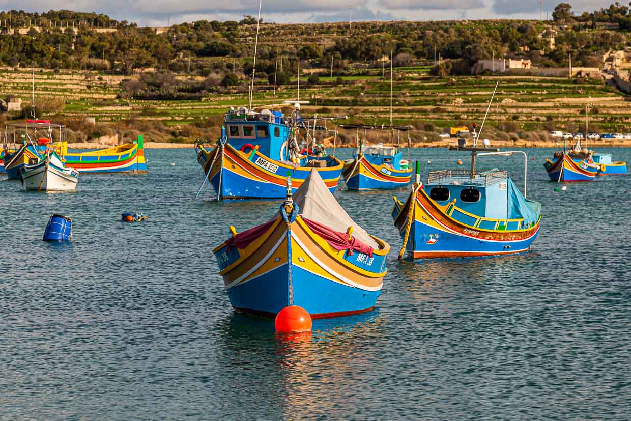 Puerto pesquero de Marsaxlokk, en el sureste de Malta. Hay puertos grandes e imponentes como el de la capital, La Valeta, pero los pequeños puertos pesqueros caracterizan el variado litoral de Malta y Gozo / © Foto: Georg Berg