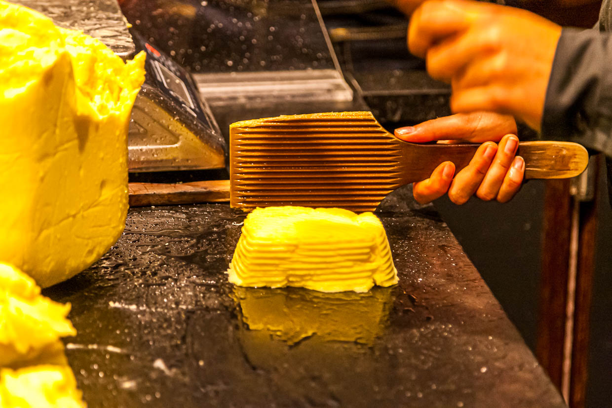 En la Maison de Beurre de Jean-Yves Bordier, en Saint Malo, las palas sacan el agua de la mantequilla / © Foto: Georg Berg