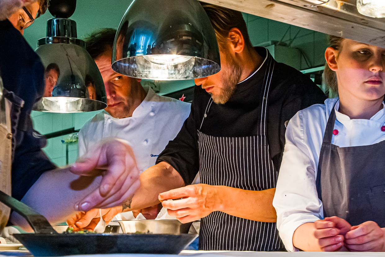 Calma, concentración y todo a la vista, así trabaja el chef estrella Thomas Kellermann con su equipo en la cocina / © Foto: Georg Berg
