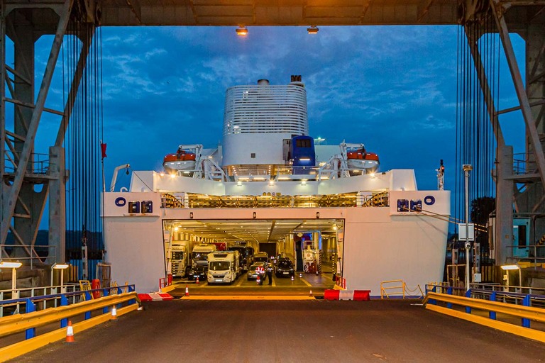 Muchos vehículos caben en la panza del Armorique / © Foto: Georg Berg