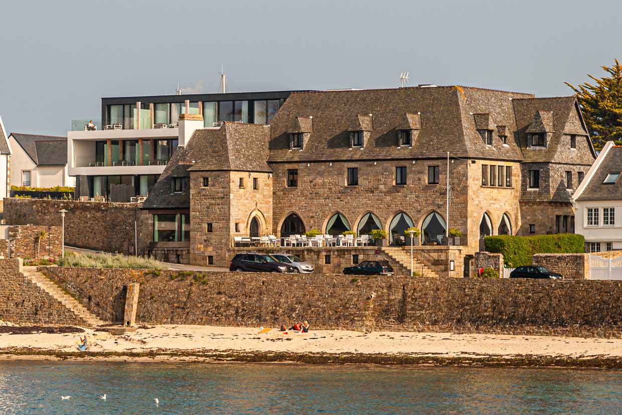 El Relais & Chateaux Hotel Brittany & Spa está situado en el paseo marítimo con una pequeña playa de arena / © Foto: Georg Berg