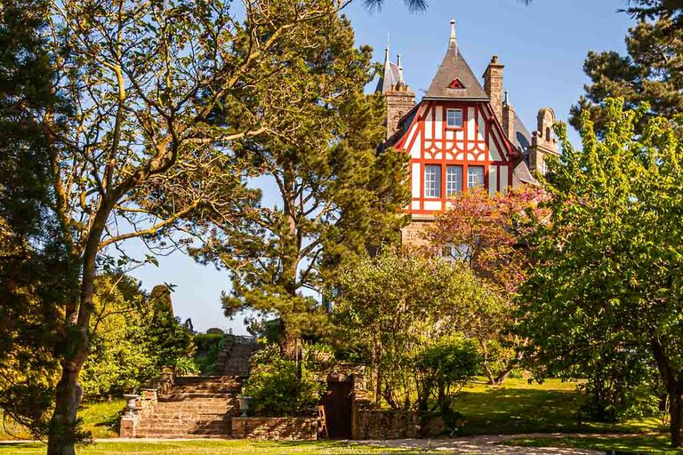 El Château de Richeux se oculta tras altos árboles. Es un hotel con el excelente restaurante estrella Le Coquillage / © Foto: Georg Berg