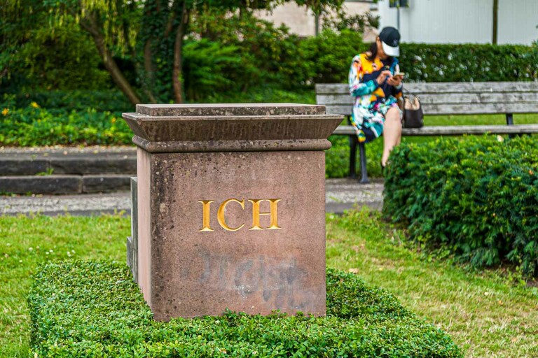 Tuvimos que esperar mucho para esta foto. Porque la señora del banco del parque tardó una eternidad en hacerse una foto en el pedestal con un palo selfie / © Foto: Georg Berg