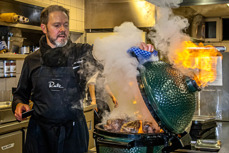 El secreto de una falda de ternera tierna es el orden inverso: primero calentarla en el horno a fuego lento y luego asarla caliente en su propio humo justo antes de cortarla / © Foto: Georg Berg