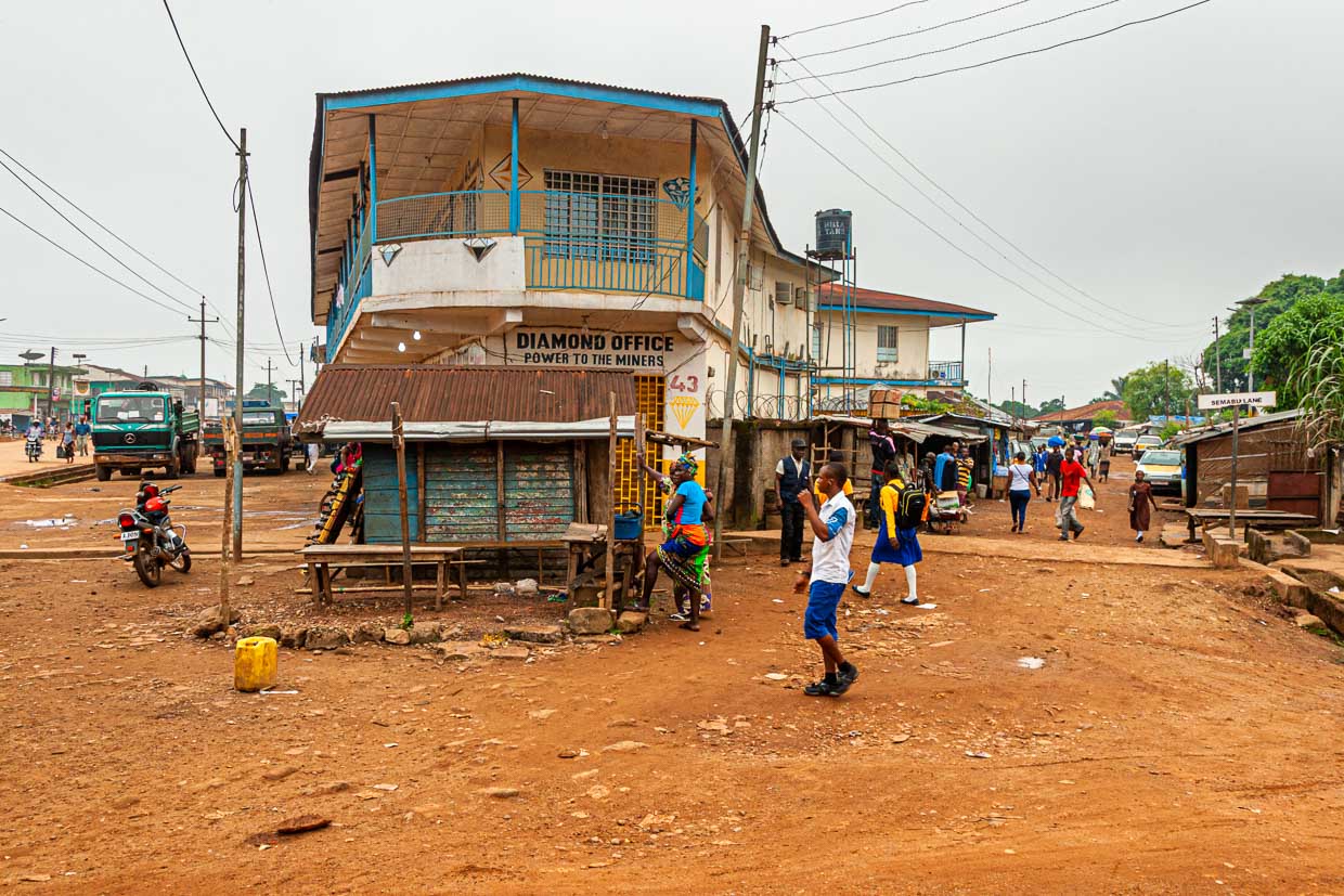 Calle de Kenema con tiendas de diamantes de Sierra Leona / © Foto: Georg Berg