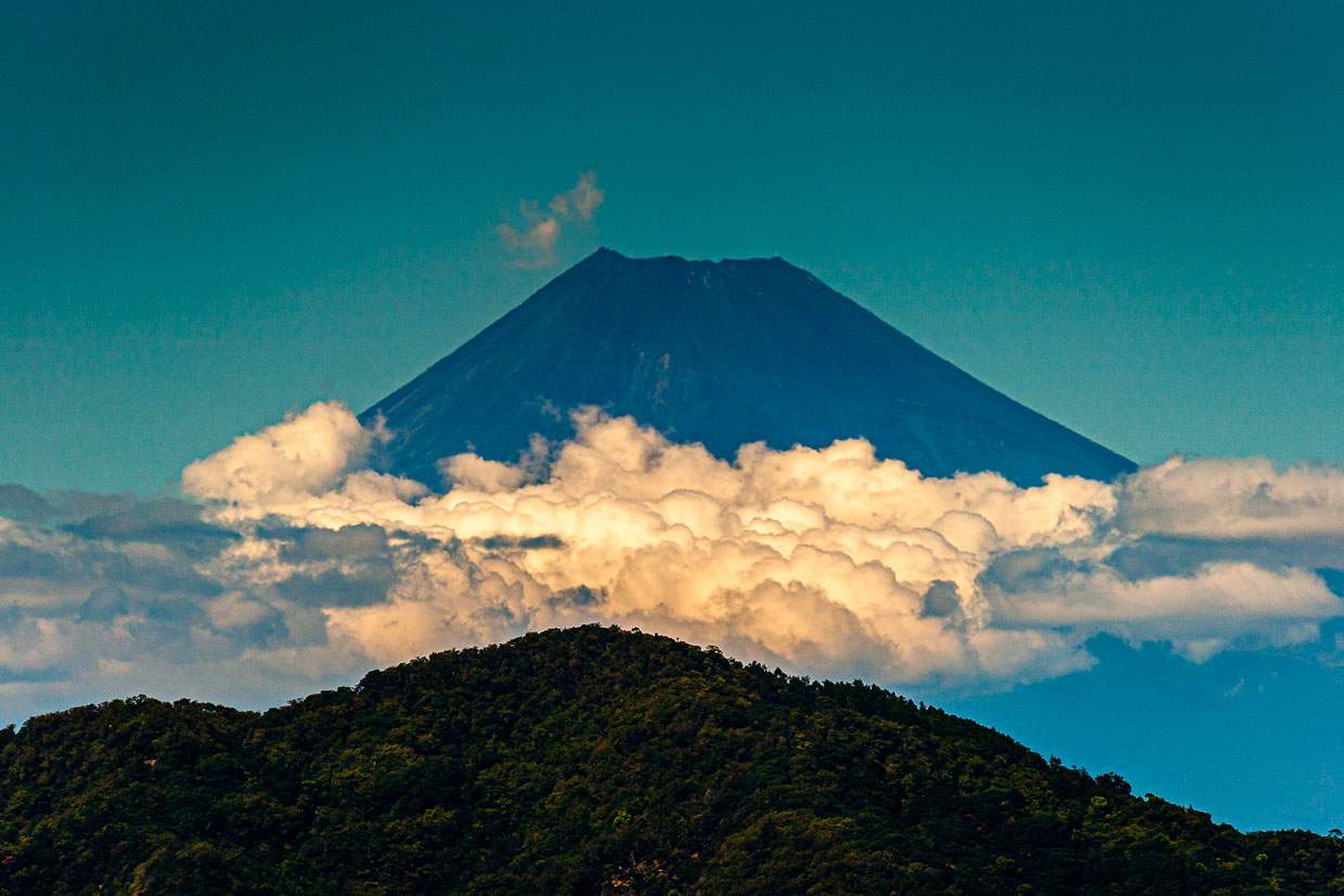 El Fuji suele ocultarse tras un velo de nubes, por lo que en Japón se le venera como a una diosa tímida / © Foto: Georg Berg