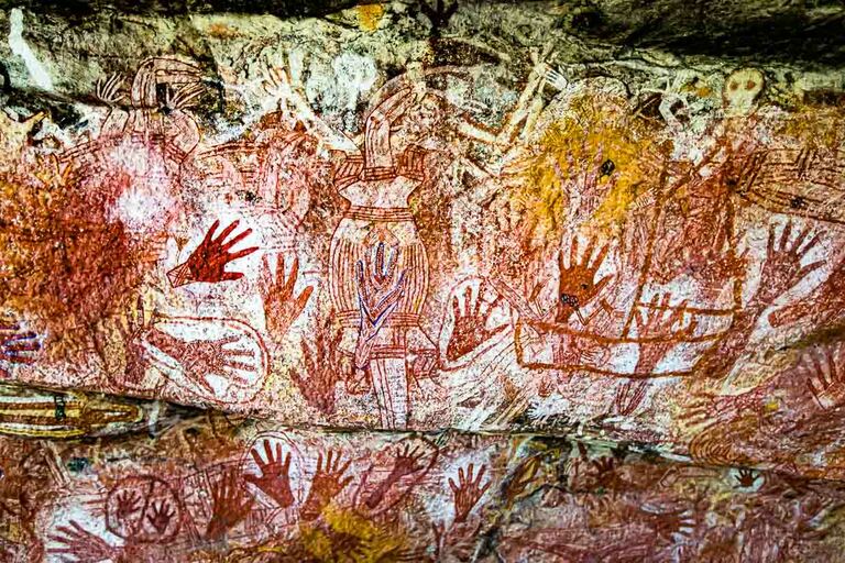 Manos como plantillas para pintura blanca rociada con la boca y Reckitt's Blue, un aditivo para detergentes hecho de ultramar y bicarbonato sódico, que solía añadirse a los detergentes en Australia / © Foto: Georg Berg