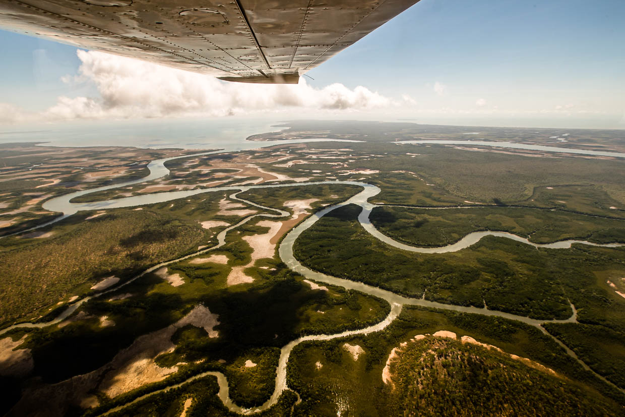 Sólo se puede acceder por aire durante la temporada de lluvias: El interior de Darwin está surcado por numerosos cursos de agua. Los puentes son escasos / © Foto: Georg Berg