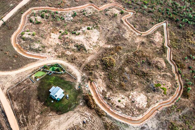 Bajo los patines del helicóptero, un complejo vacacional en construcción en el trazado de Australia / © Foto: Georg Berg