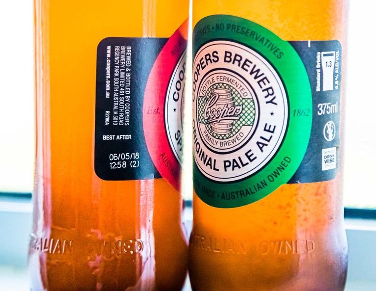 El australiano Coopers escribe en lugar de una fecha de caducidad: BEST AFTER. La razón: tras la elaboración de la cerveza, se pone en marcha un segundo proceso de fermentación en botella, que finaliza al cabo de 14 días. Antes de abrirlas, las botellas deben enrollarse para que pueda desarrollarse plenamente la turbidez deseada. / © Fotografía: Georg Berg