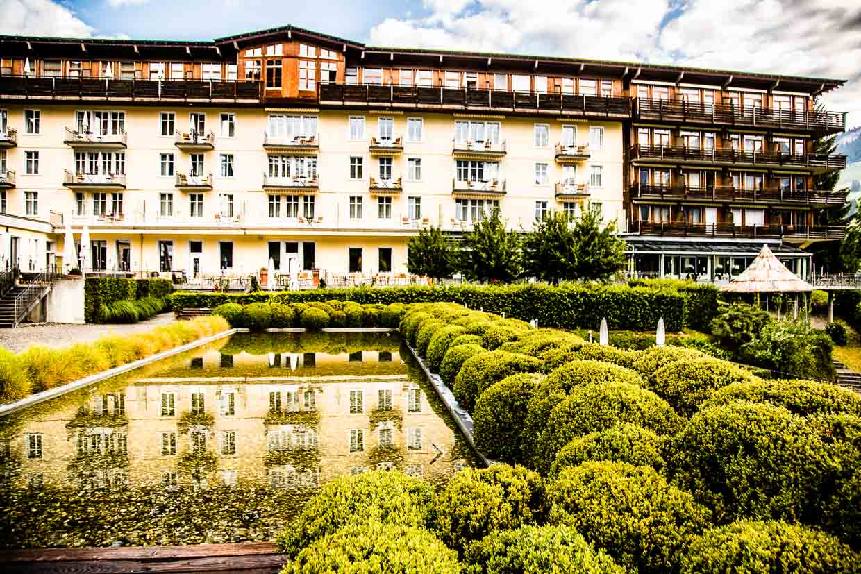 El Hotel Lenkerhof está situado en medio de un parque a las afueras de Lenk. 80 habitaciones tienen balcón orientado al sur / © Foto: Georg Berg