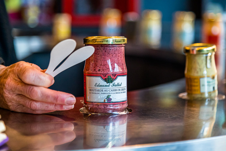 Muchas de las mostazas aromatizadas aún contienen la cáscara de mostaza. Pertenecen a las variedades de mostaza gruesa y se refinan con otras especialidades de Borgoña como el cassis, la grosella negra o el pain d'epices, especias de jengibre / © Foto: Georg Berg