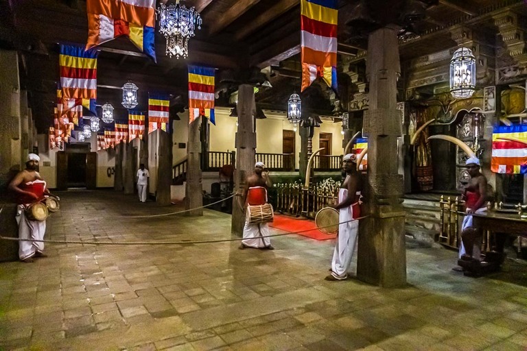 En la amplia zona de entrada del Templo del Diente de Kandy, los músicos que han heredado este arte de sus padres tocan los tambores, mientras que arriba, donde no se permite fotografiar, los fieles se agolpan ante el relicario / © Foto: Georg Berg