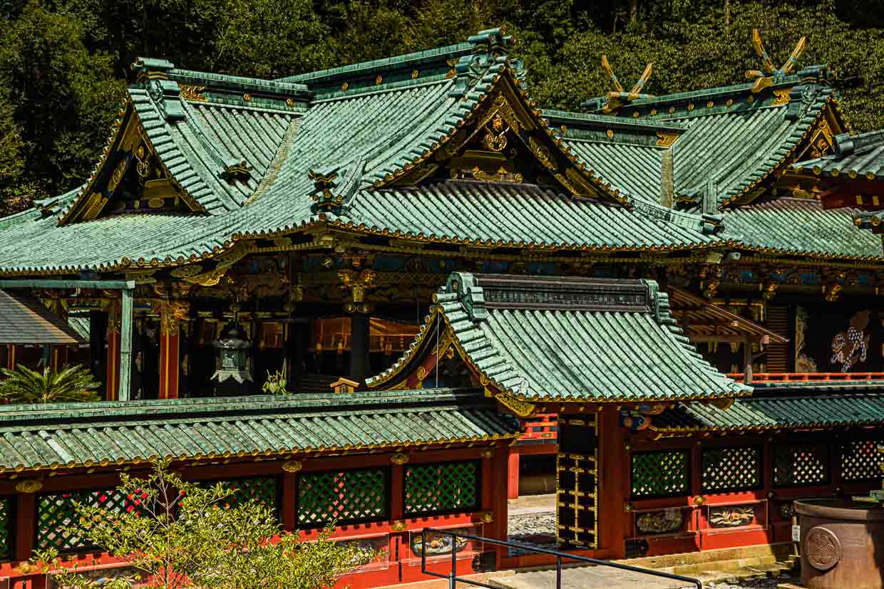 Santuario Kunozan Toshogu en Shizuoka, Japón. Los tejados metálicos ignífugos de los edificios están ricamente decorados / © Foto: Georg Berg