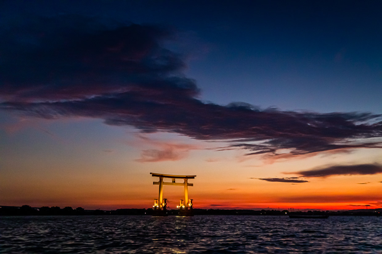 Pesca submarina a la luz de la luna en Japón