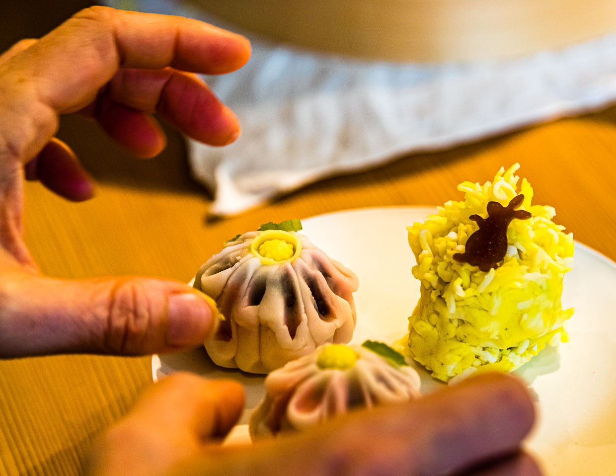 Preparación de tsukimi para ver la luna, dulces tradicionales japoneses que se comen todos los años en la luna llena de otoño y están decorados con un conejo / © Foto: Georg Berg