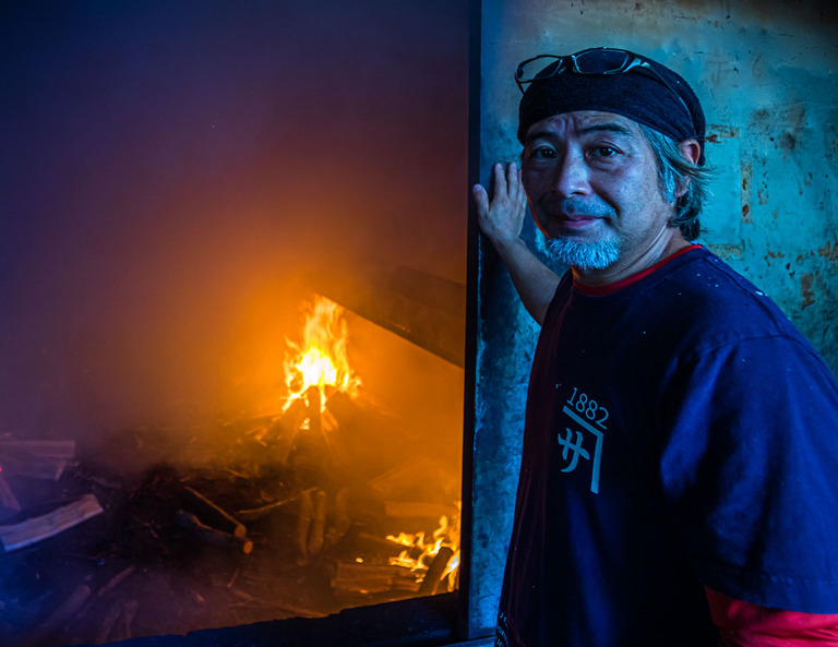 Yasuhisa Serizawa delante del ahumador de su fábrica de Katsuobushi. Utiliza el método más antiguo de conservación del pescado y produce con él un manjar / © Foto: Georg Berg