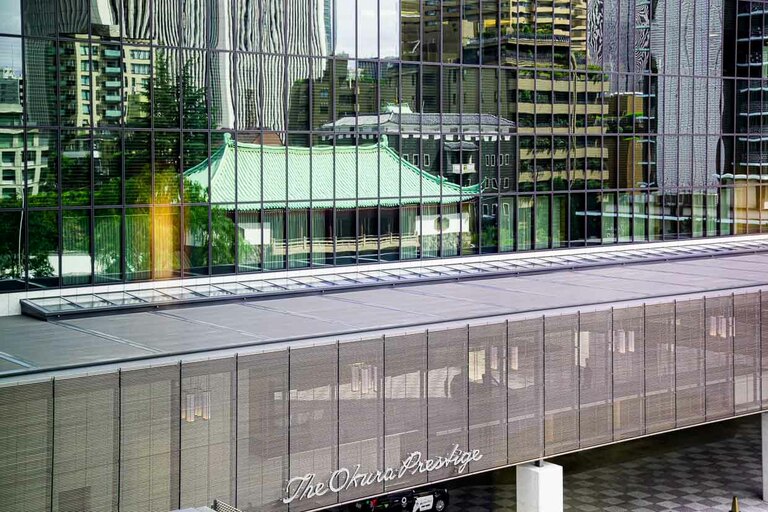 El horizonte de Tokio en el espejo del Hotel Okura / © Foto: Georg Berg