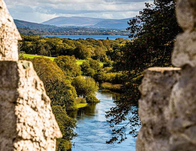 Sobre las ruinas de un castillo en el Hotel Dunloe, cerca de Killarney, Irlanda / © Foto: Georg Berg