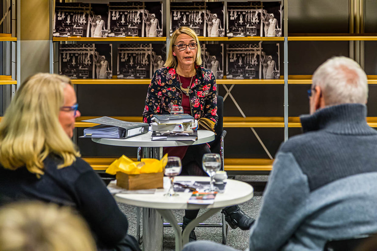 Lectura de libros culinarios en la biblioteca municipal / © Foto: Georg Berg